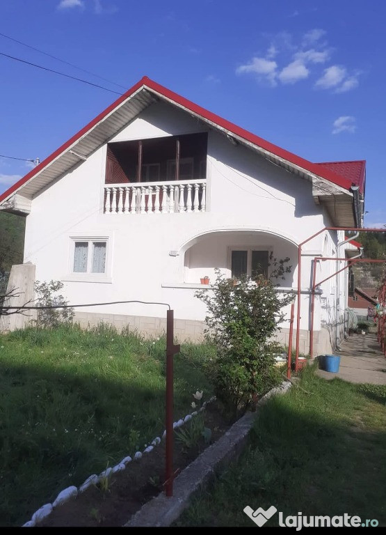 Casa intr-o zona pitoreasca de deL