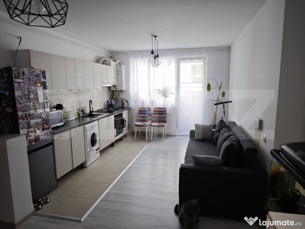 Apartament 2 camere, etaj intermediar, parcare inclusa, zona