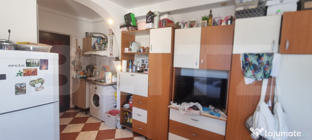 Garsoniera cu baie si geam mare - scara foarte ingrijita
