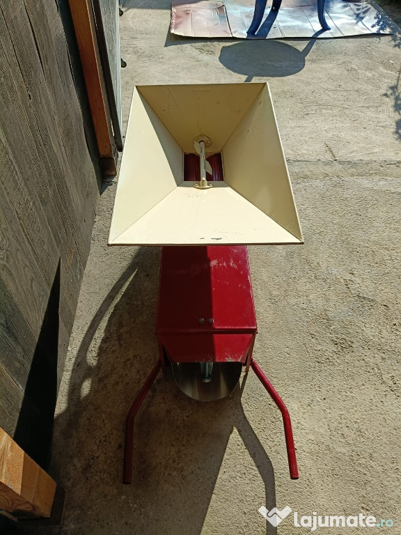 Zdrobitor de struguri cu desciorchinător