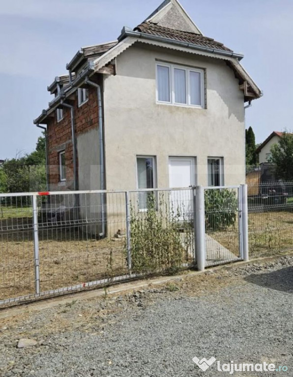Casă de vanzare, 37 mp utili/nivel, teren 500 mp, zona Berc