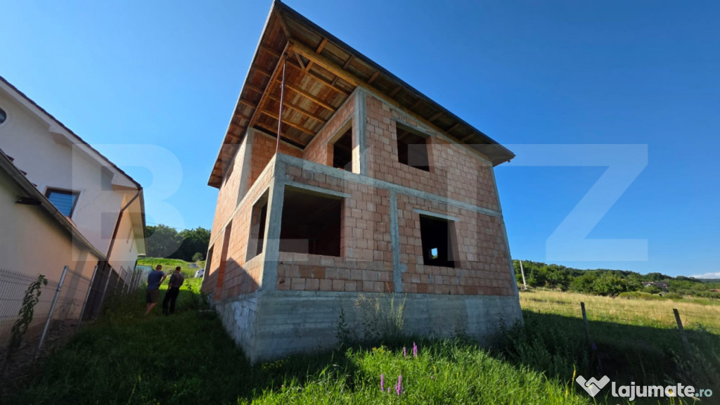 Casa la rosu, 180 mp utili si 870 mp teren, zona Valea Rusul