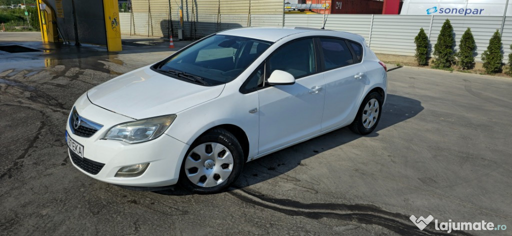 Opel Astra J 2011