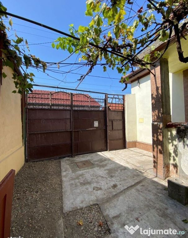 Casa renovabila/demolabila, singur in curte. 63 000 E. Co...