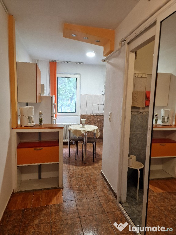 Proprietar, închiriez apartament cu o cameră