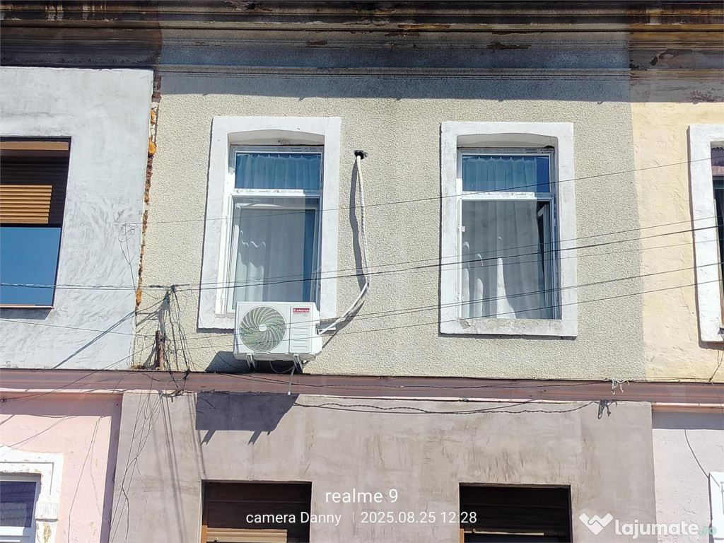 Resita Apartament la Curte Comuna