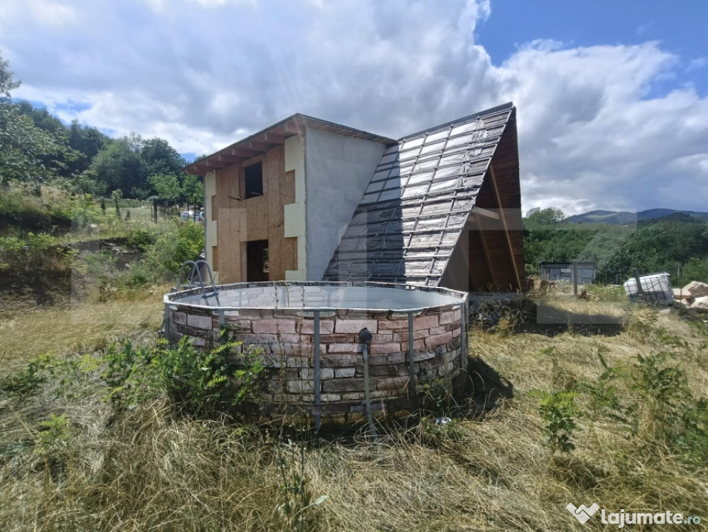 Cabana la rosu 150 mp cu teren de 3500 mp in Ampoita