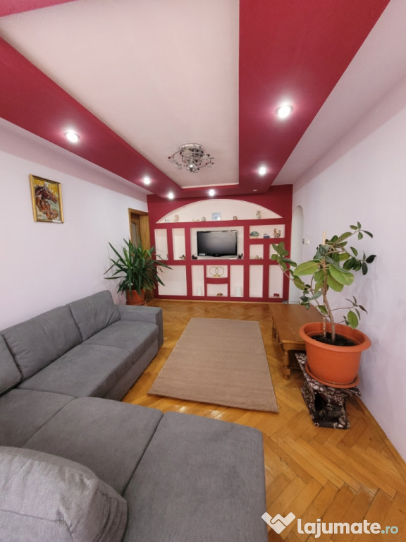 Apartament 3 camere de închiriat