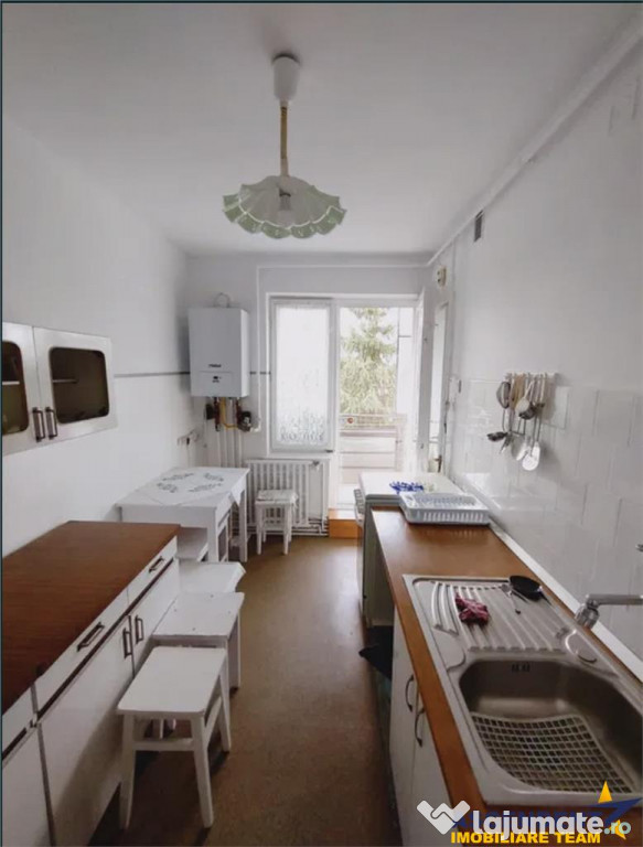 Apartament cu 3 camere, decomandat, etaj1, UMF, Cornisa, Tar