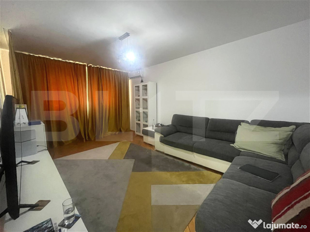 Apartament cu 3 camere, decomandat, zona Lipovei