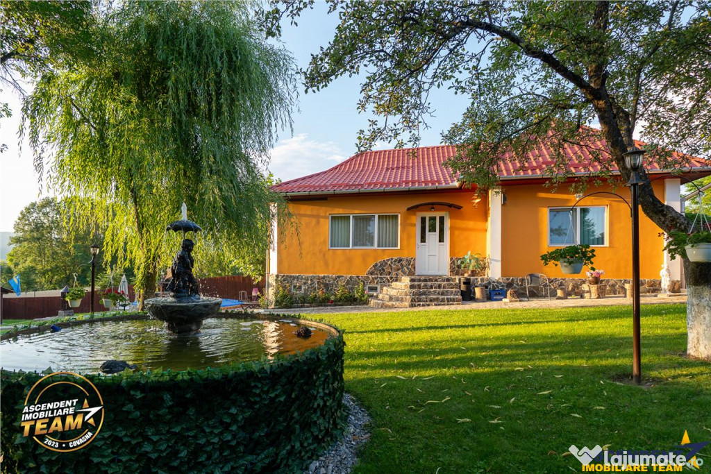 FILM3D! Doua case cu:piscina,foisor,arbori decorativi,1.700m