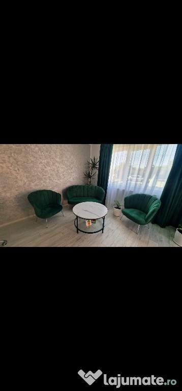 De vânzare canapea cu 2 fotolii și măsuță.