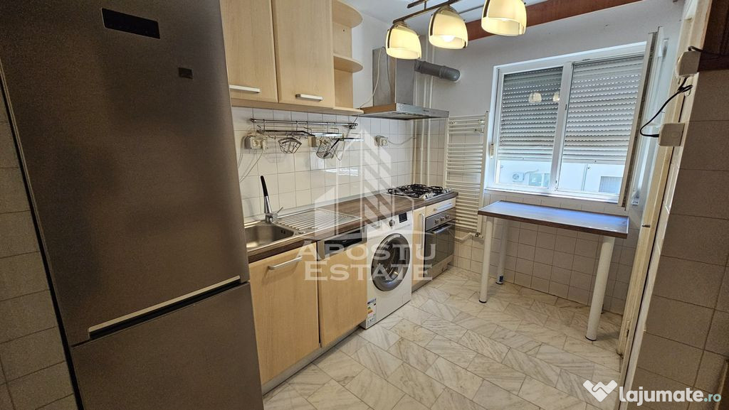 Apartament cu 3 camere, decomantat, etajul 2 , zona Spita...