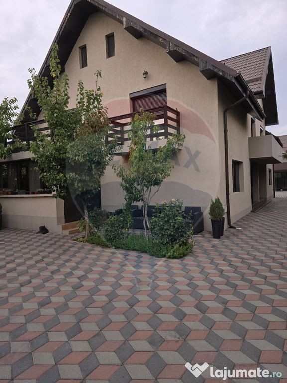 Casă / Vilă in Duplex Slatina