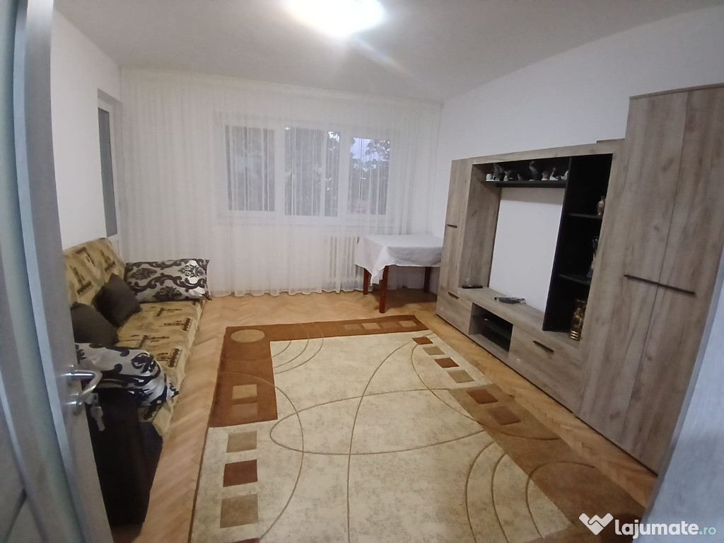 Apartament 3 camere de închiriat