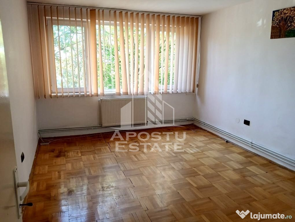 Apartament cu 3 camere, etajul 2 cu lift, zona Spitalului...