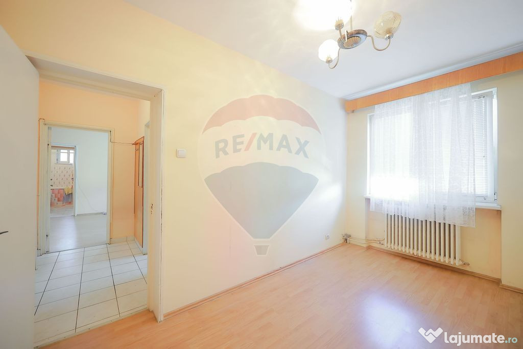 Apartament cu 3 camere de vânzare, zona Rogerius