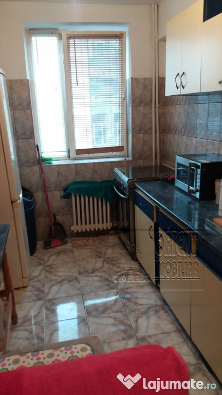 Centru, Antoniadis, decomandat, 2 camere, etaj 2, mobilat, inchirieri