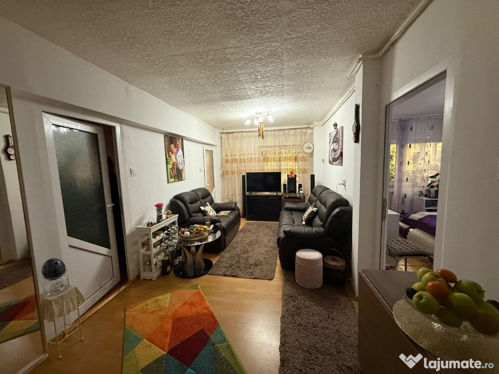 Apartament cu 2 camere transformat in 3,etaj 3, zona Ulpia