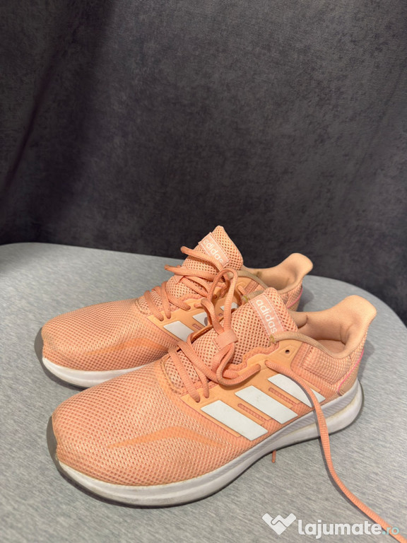Vând adidasi Adidas