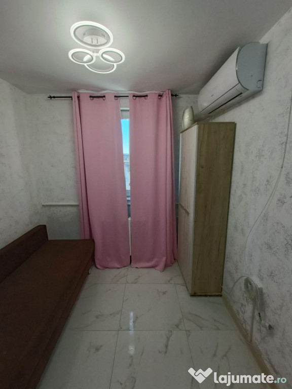 Camera camin, cu baie in interior, renovata, mobilata si uti