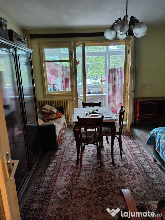 Garsoniera in zona Costin Georgian-metrou