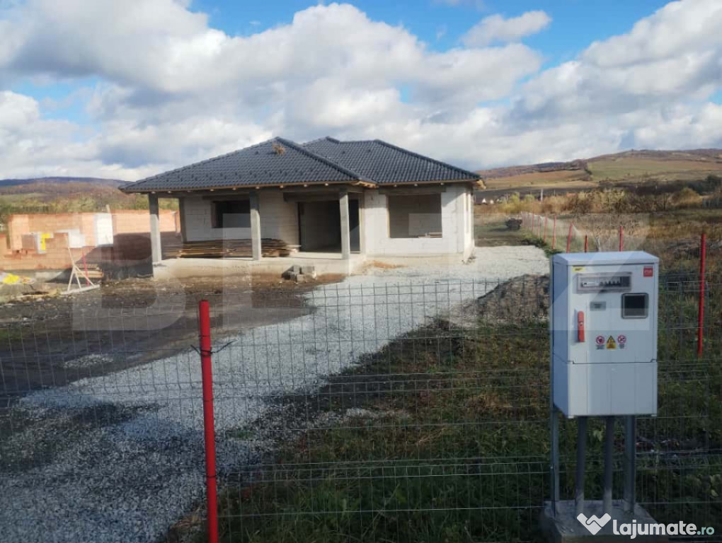 Casa cu 4 camere, 153 mp utili, teren 1000 mp extravilan, ut
