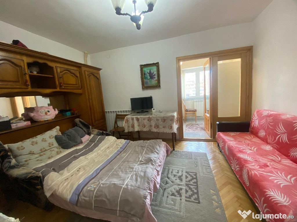 Garsonieră vis a vis de Hala Centrală, etaj 2