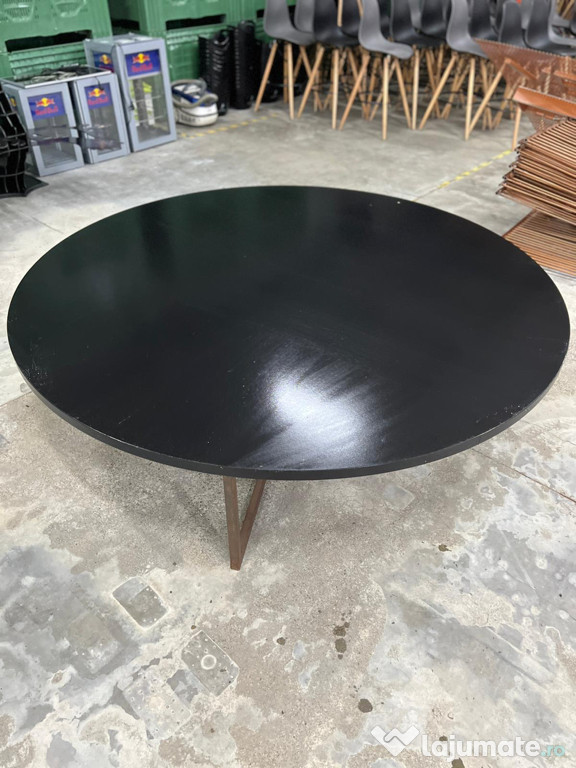 Scenă podium(concert, premiere, prezentare)