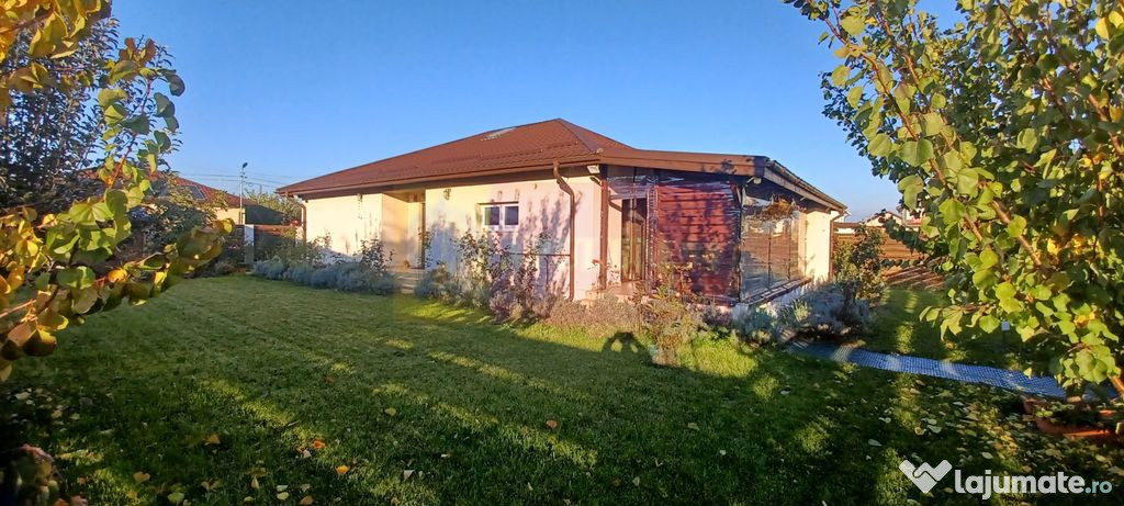 Săbăreni, casă parter 162 mp, curte 575 mp. Acasă