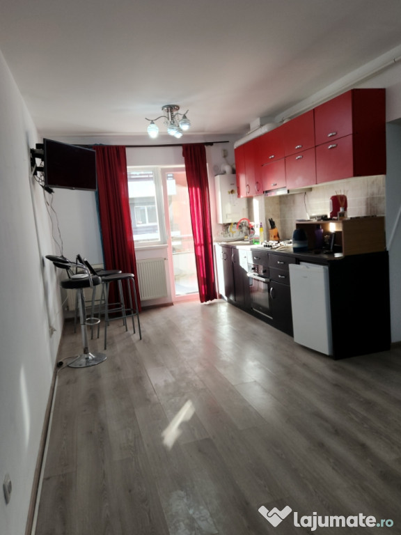 Inchiriez studio(living cu bucatarie + dormitor)