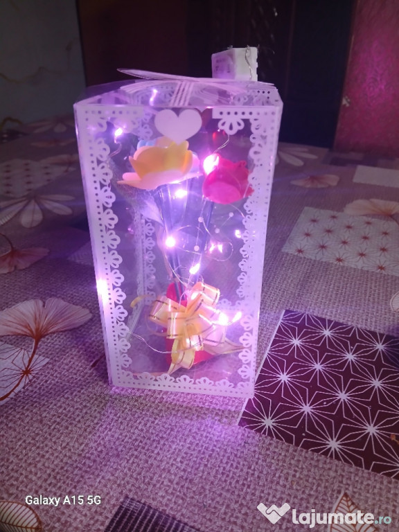 Cutiuta cu trandafiri