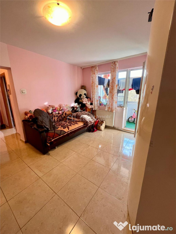 3 camere de - Tatarasi - etajul 3