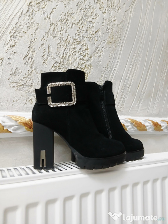 Vând botine de catifea culoarea neagra urgent