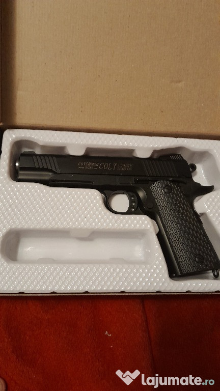 Vand pistol negru airsoft cu bile de plastic