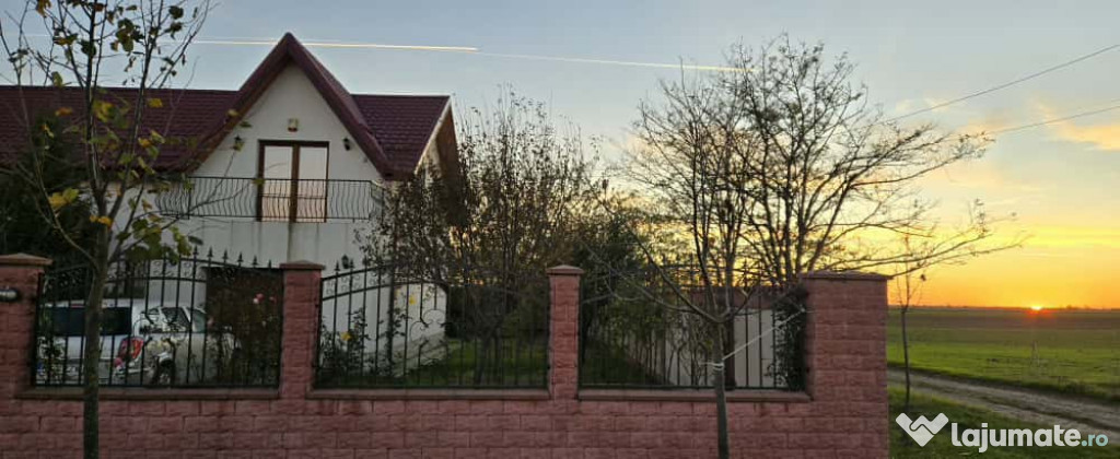 Casa 197 mp, garaj, foisor, gratar, teren 780 mp la 100 m d