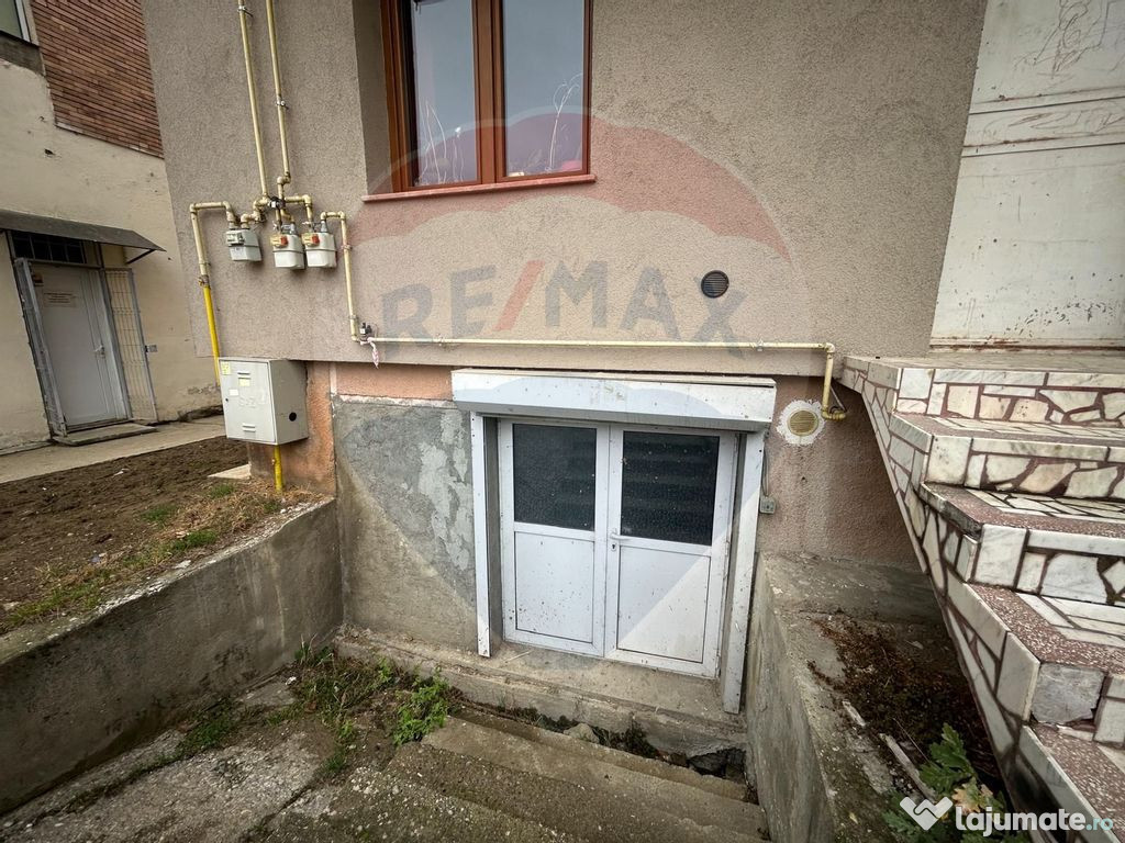 Spațiu la demisol - DE ÎNCHIRIAT