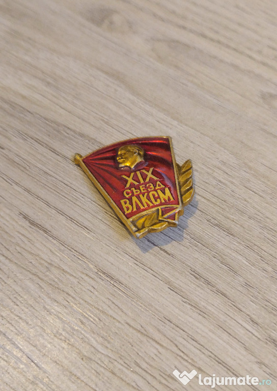 Insigna sovietica a congresului Comsomol cu profilul lui Lenin