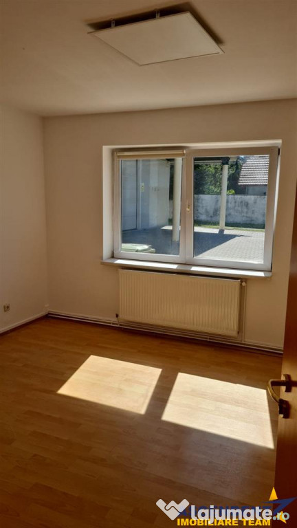 Apartament 3 camere, 140mp, cu acces auto in curte si facili
