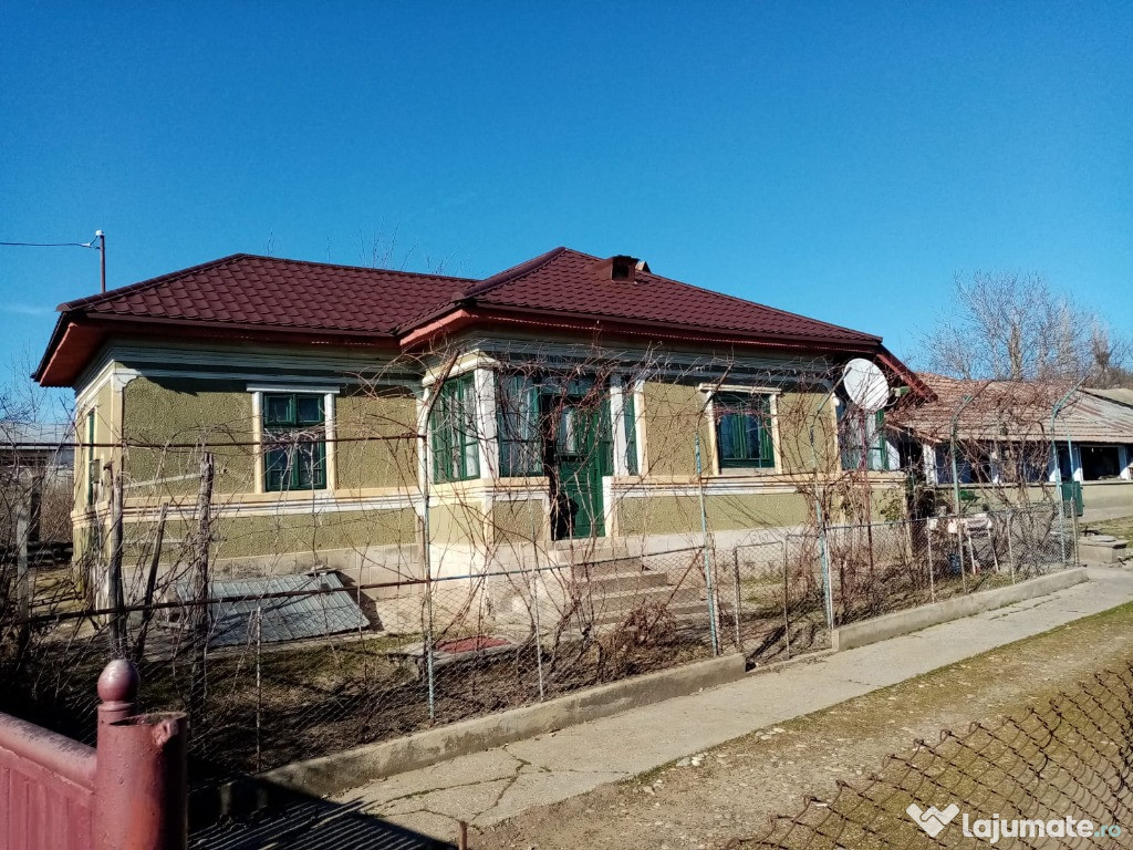 Vând casă în sat Crăciunei, comuna Radomirești, județul Olt