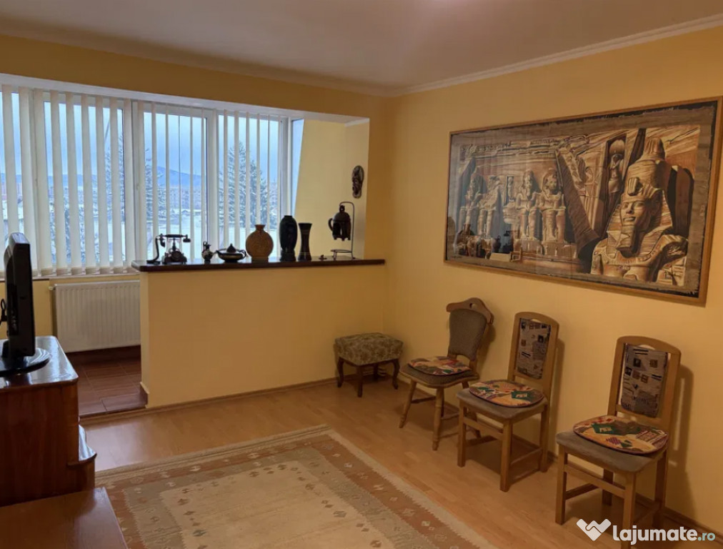 Apartament 4 camere, semidecomandat - zona Garii