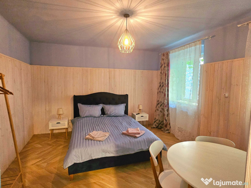 Apartament cu 2 camere, situat la casa + curte, ultracentral