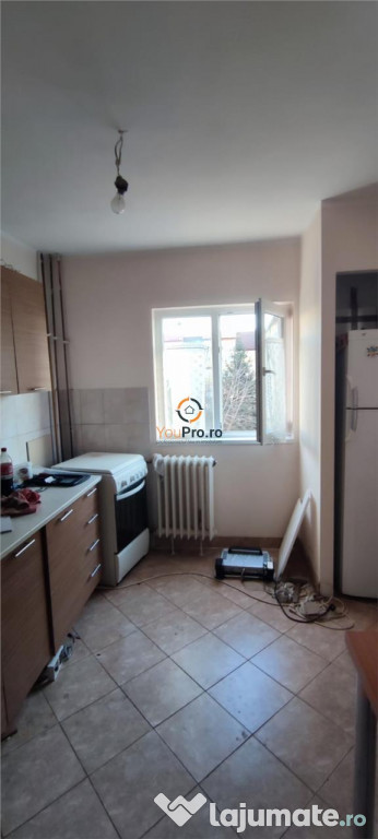 Apartament 3 camere decomandat etaj 3 zona Sagului