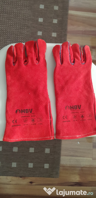Se vînd mănuși din piele.