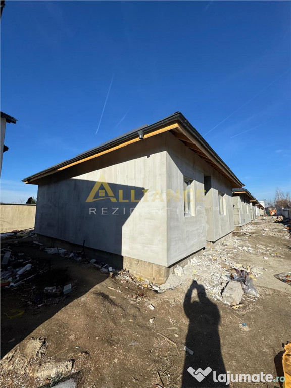 Casa moderna cu pod, curte si panouri fotovoltaice - doar 3