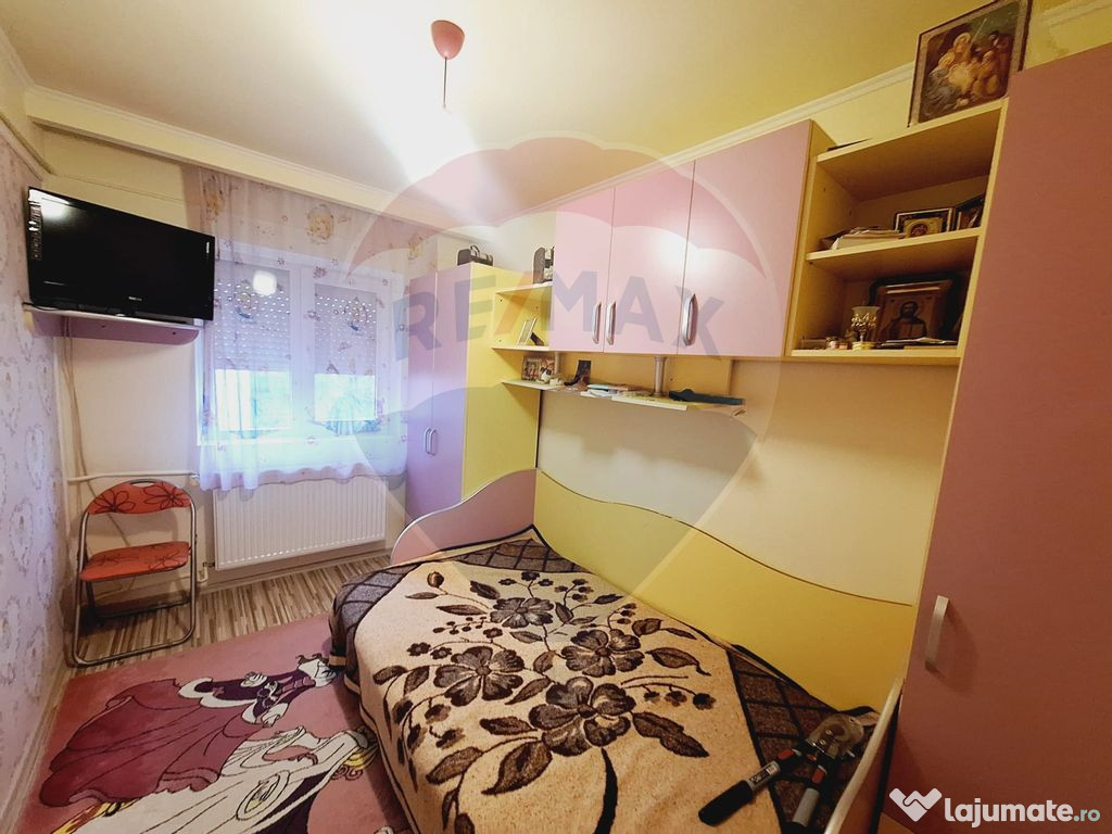 Apartament cu 3 camere de vânzare în zona Nufarul