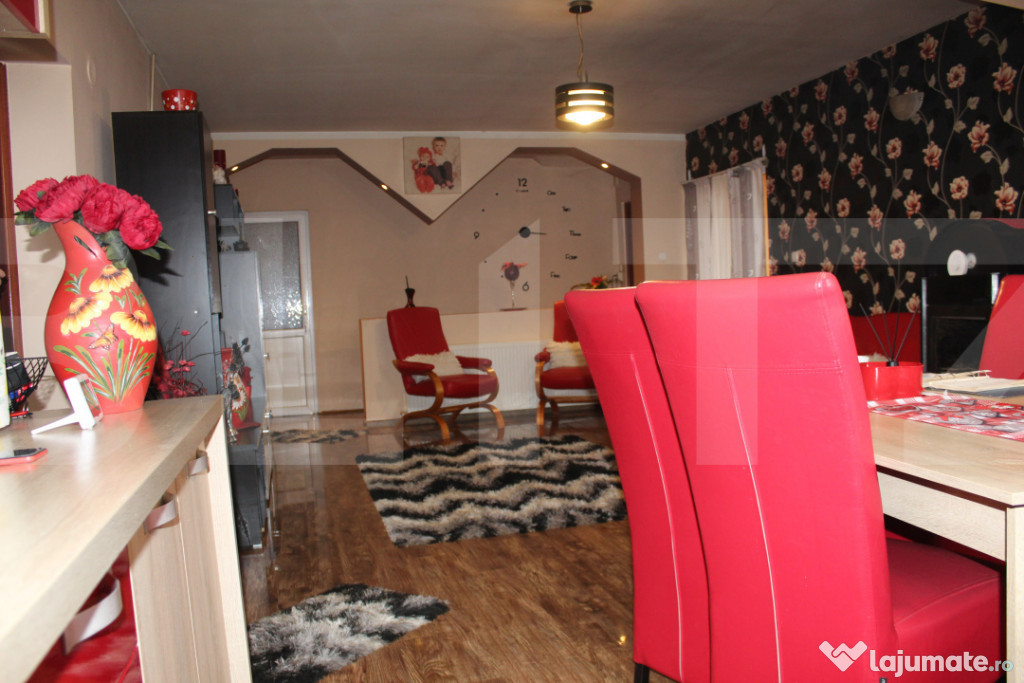 Casă cu etaj și spațiu comercial, vedere la pârtia de sc