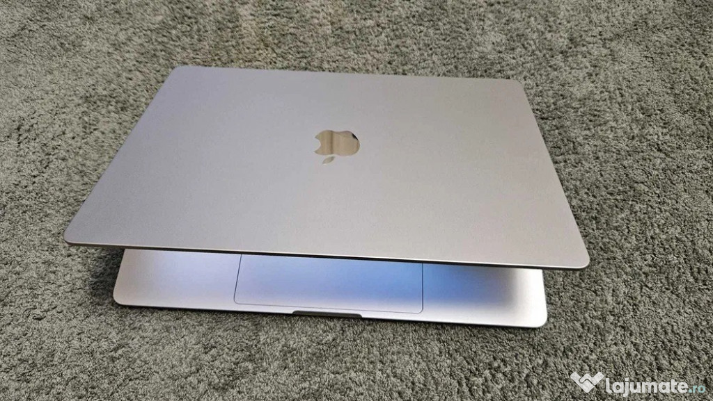 Vand Apple MacBook Air 15" procesor M3, 8GB, 256GB SSD, Starlight