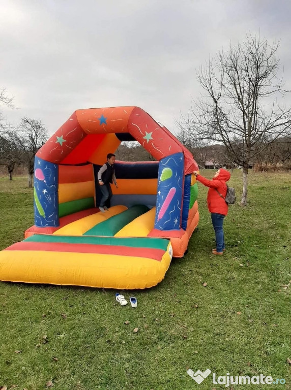 Gonflabila aproape noua