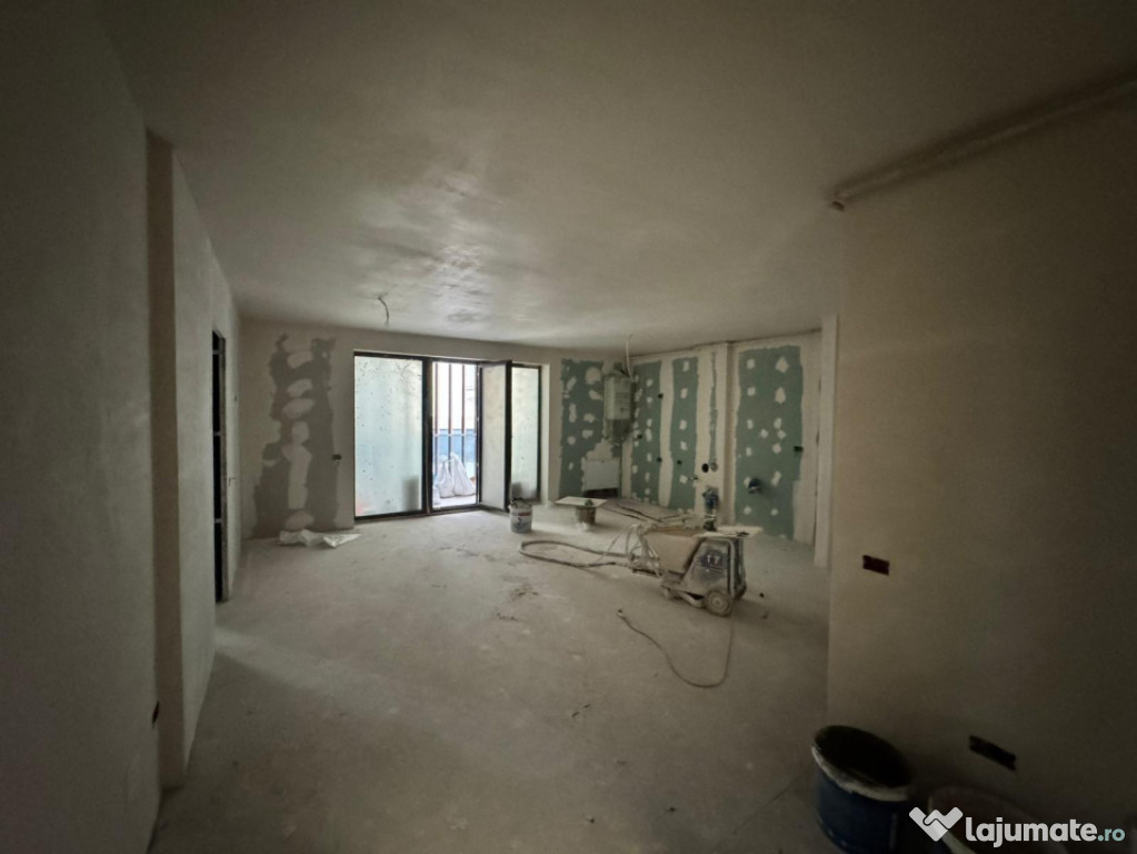 ???? Apartament spațios, semifinisat, cu terasă generoasă